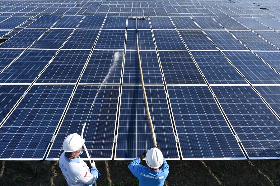 PLN Manfaatkan Lahan Tol 802 Km untuk Pembangunan PLTS