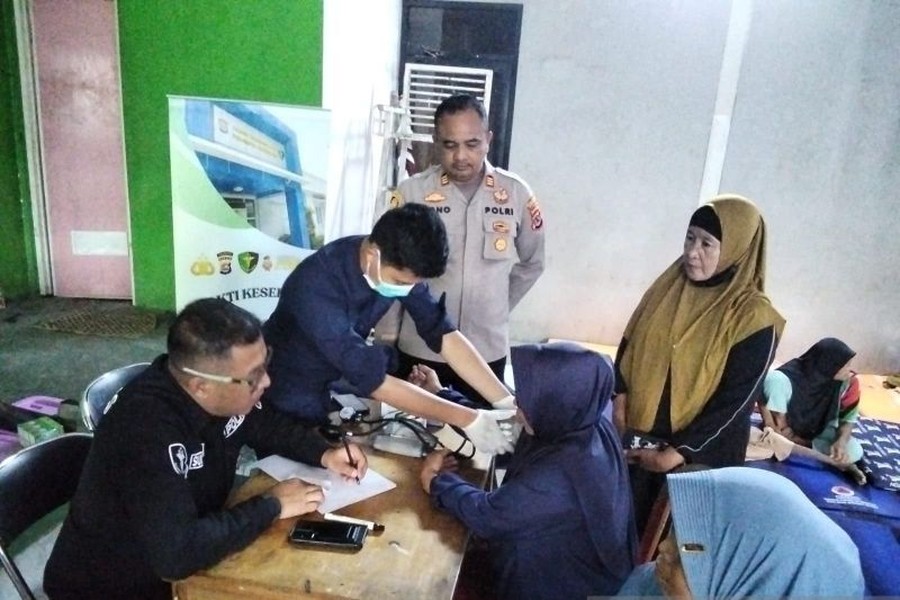 Tim Kedokteran dan Kesehatan (Dokkes) Polri bergerak cepat menyalurkan layanan pemeriksaan kesehatan bagi warga Kecamatan Rajeg yang terdampak paparan asap kebakaran Tempat Pemrosesan Akhir (TPA) Jatiwaringin di Mauk, Kabupaten Tangerang, Banten. Langkah ini diambil sebagai bentuk kepedulian terhadap kesehatan masyarakat yang tinggal di sekitar area bencana, seiring dengan masih menyebarnya asap tebal dari lokasi kebakaran yang telah berlangsung beberapa hari terakhir.