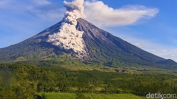 Gunung Semeru Erupsi Dua Kali Pagi Ini, Tinggi Kolom Abu Capai 1.200 Meter