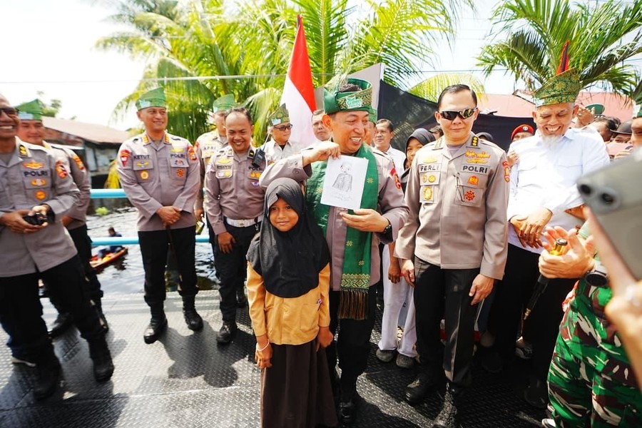Momen Kapolri Diberi Hadiah Gambar oleh Siswi SD di Jembatan Merah Putih Presisi Riau