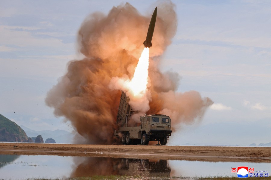 Pyongyang Pamer Kekuatan Militer: Kim Jong Un Pimpin Langsung Uji Coba Senjata yang Jangkau Seoul