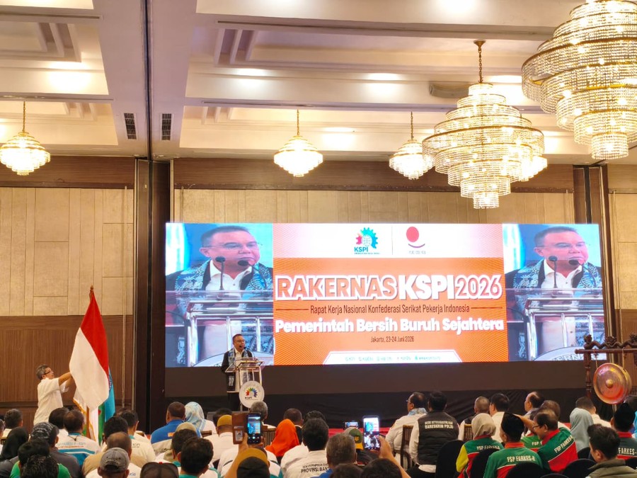 Presiden Konfederasi Serikat Pekerja Seluruh Indonesia (KSPSI), Andi Gani Nena Wea, melaporkan ancaman pemutusan hubunga