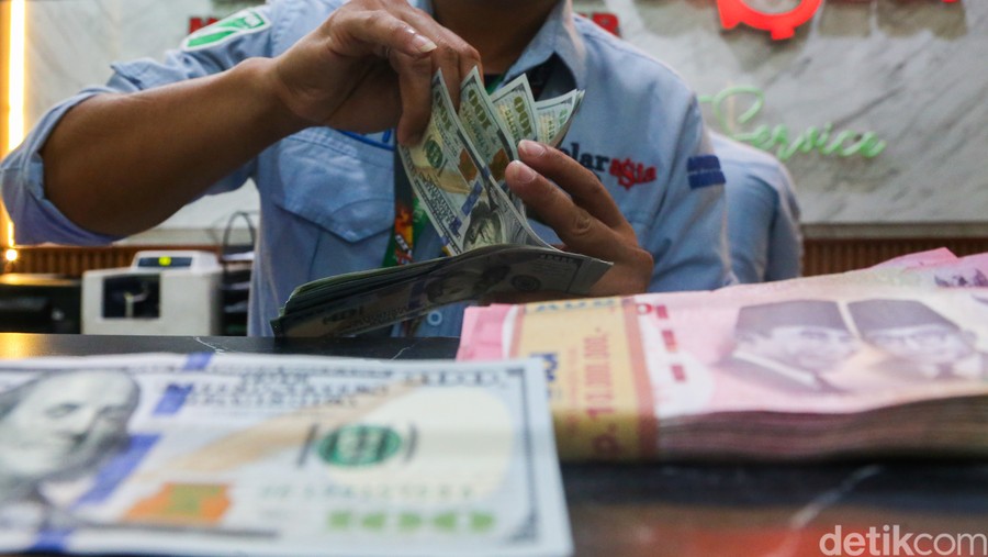 Bank Mulai Jual Dolar AS Rp 18.000 Lagi