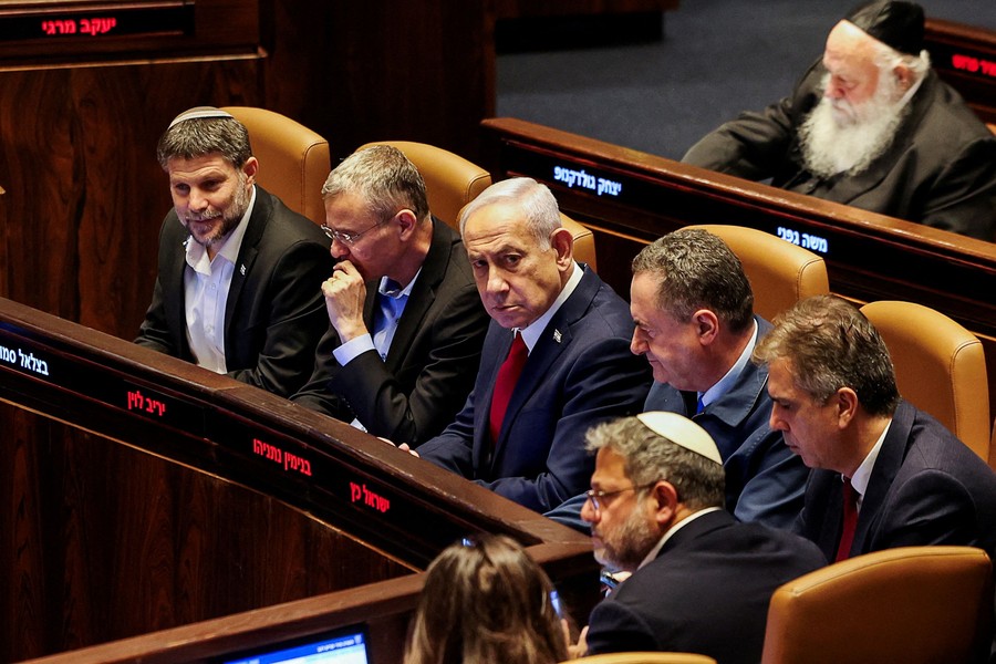 Tel Aviv  – Ketegangan diplomatik antara Israel dan sejumlah negara Barat kembali mencuat. Kali ini, sepuluh negara Eropa dan Barat secara serentak memberlakukan larangan masuk terhadap dua menteri garis keras Israel, Itamar Ben-Gvir dan Bezalel Smotrich. Langkah tegas ini merupakan bentuk protes atas serangkaian pernyataan kontroversial dari kedua tokoh sayap kanan tersebut yang dinilai mengandung seruan pemusnahan terhadap rakyat Palestina.