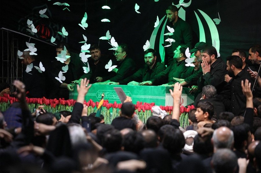 Tangisan Pelayat Mengiringi Penampilan Perdana Peti Jenazah Ayatollah Khamenei di Depan Publik