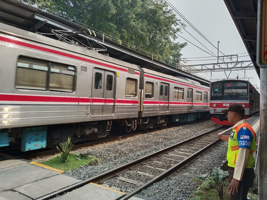 Tangerang Selatan - Sejumlah pengguna KRL lintas Rangkasbitung–Tanah Abang (Green Line) dibuat bertanya-tanya pada Kam