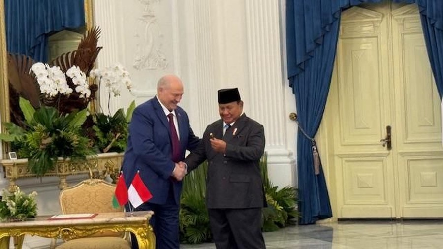Gestur Spontan Presiden Belarus: Berikan Pulpen ke Prabowo Usai Tanda Tangani Buku Tamu