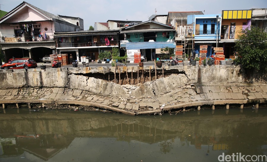Jalan di Pulogadung Amblas dan Dinding Rumah Retak, Ini Langkah Pemkot
