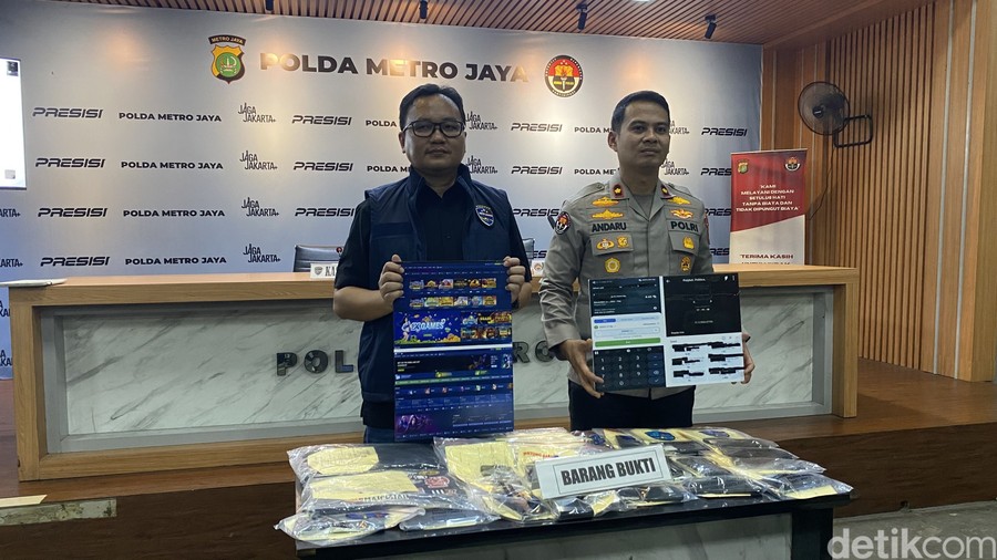 Jakarta - Aparat Polda Metro Jaya berhasil meringkus empat orang tersangka kasus perjudian daring jaringan internasional