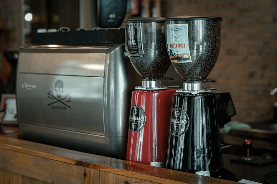 Mengapa Tingkat Gilingan Kopi Menentukan Cita Rasa: Panduan Memilih Grinder Tepat