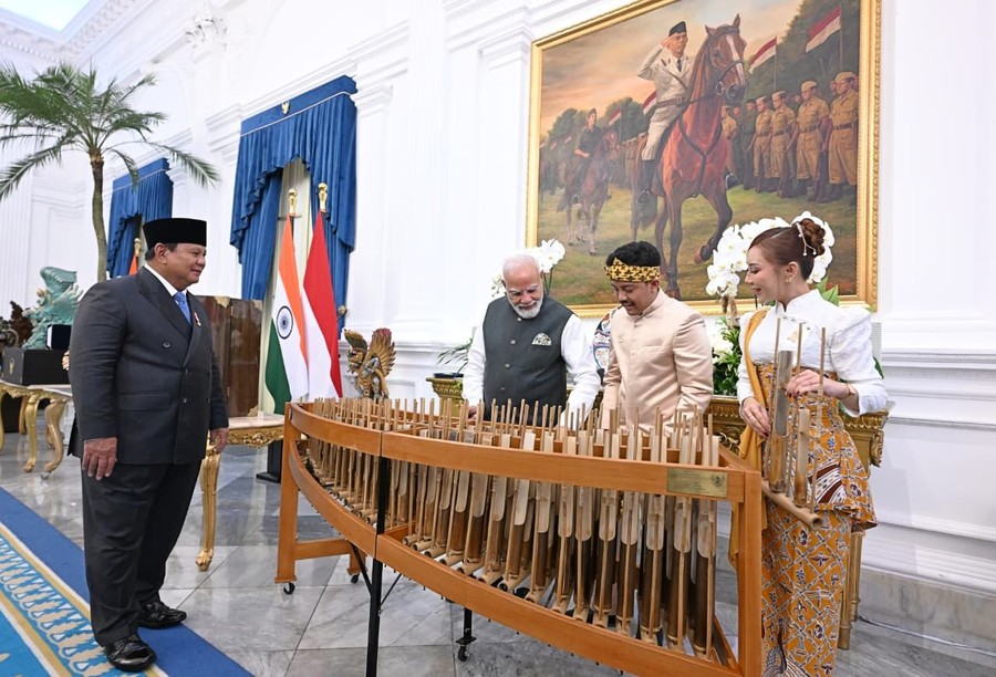 Momen PM India Modi Mainkan Angklung Oleh-oleh dari Prabowo