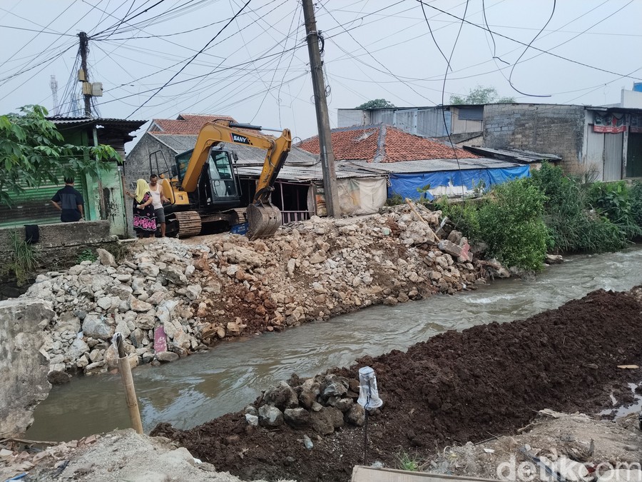 Depok - Proses perbaikan jembatan yang ambles akibat fondasi tergerus air di kawasan Cipayung, Depok, akhirnya dimulai. Jembatan yang sebelumnya rusak parah itu kini sudah dibongkar total untuk selanjutnya dibangun ulang dengan struktur yang lebih kokoh.