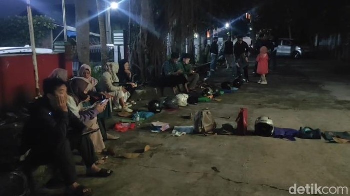 Helm dan Botol Jadi 'Wakil' Antrean Orang Tua di Sukabumi demi Masuk SD Favorit
