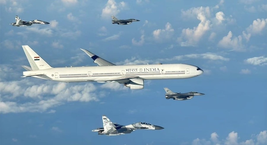 Momen Pesawat PM India Modi Dikawal Jet Tempur saat Masuki Wilayah RI