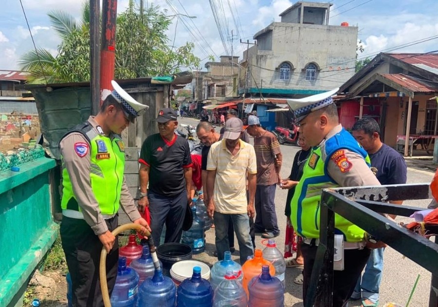 Polda Riau Salurkan 5.113 Bansos dan Air Bersih Sambut HUT Bhayangkara ke-80