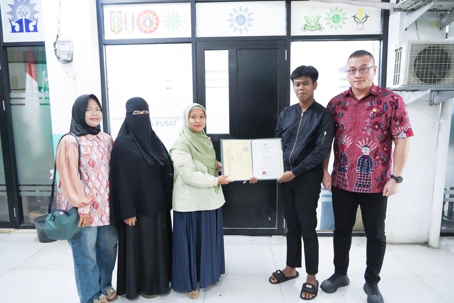 Jakarta  – Anggota DPRD DKI Jakarta dari Fraksi PDI Perjuangan, Hardiyanto Kenneth, merealisasikan janji politiknya dengan turun tangan langsung menebus ijazah seorang siswa yatim di SMA Muhammadiyah 2 Jakarta. Ijazah yang sempat tertahan akibat kendala biaya itu kini sudah bisa digunakan sang siswa untuk melamar pekerjaan demi memperbaiki kondisi ekonomi keluarganya.