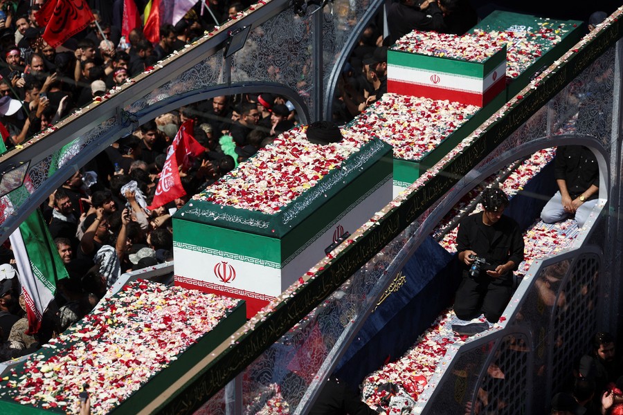 'Air Mata Palsu', Tudingan Trump ke Pelayat yang Banjiri Pemakaman Khamenei