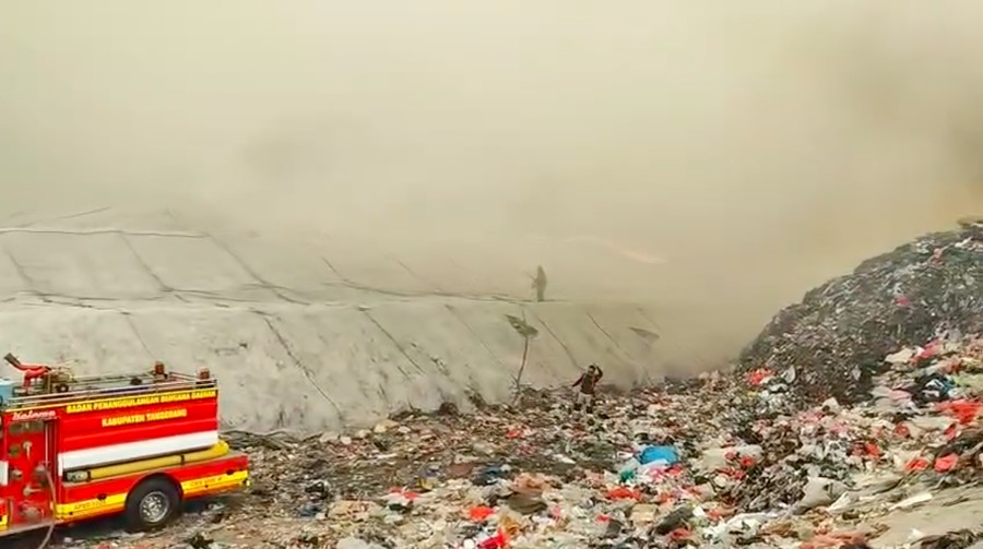Sudah 8 Jam, Damkar Masih Upaya Padamkan Kebakaran TPA Jatiwaringin Tangerang