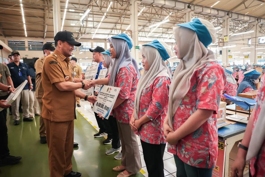 Bantuan Langsung Tunai untuk Pekerja Tembakau Mulai Disalurkan  Pemerintah Provinsi Jawa Tengah memulai penyaluran Bantu