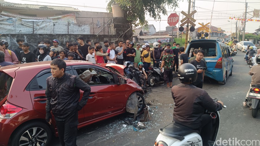 Kecelakaan beruntun melibatkan enam kendaraan terjadi di perlintasan kereta api Kebon Pedes, Kecamatan Tanah Sareal, Kota Bogor, Jawa Barat, pada Sabtu (4/7/2026). Insiden ini mengakibatkan sejumlah korban mengalami luka-luka.