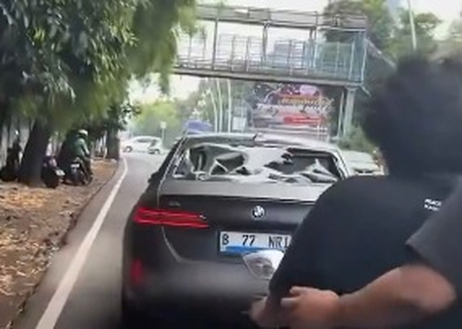 Apaberita.com  — Sebuah mobil listrik BMW bernomor polisi B-77-NRI menjadi sasaran amukan massa di Jalan Meruya Selata