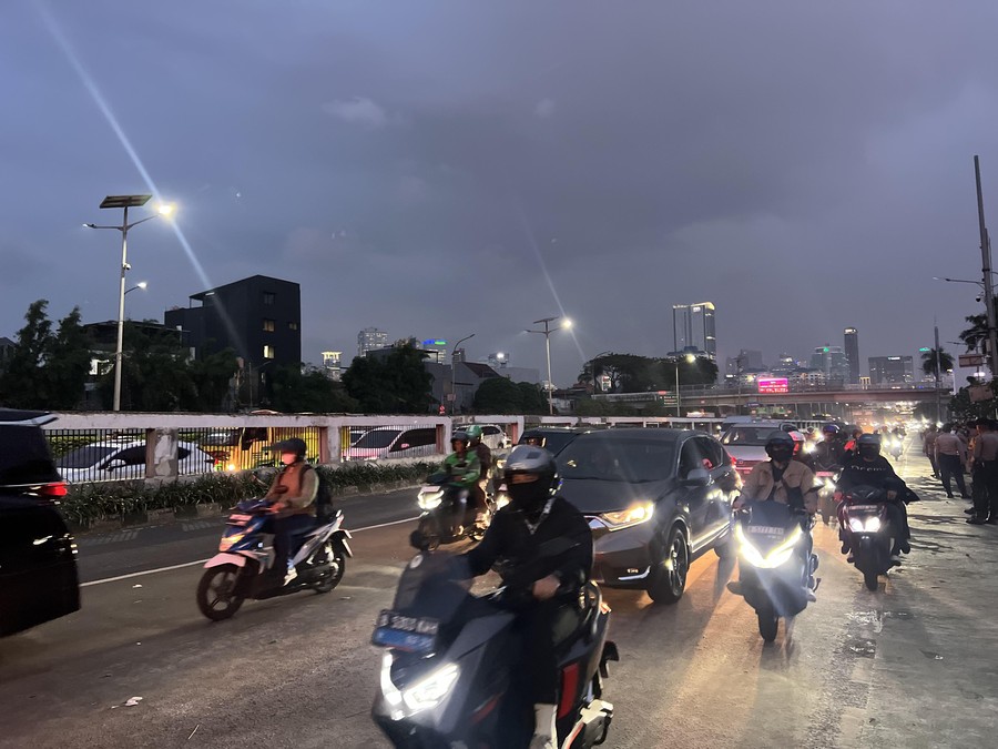 Aksi unjuk rasa yang digelar oleh sekelompok mahasiswa di depan Gedung DPR/MPR RI akhirnya berakhir pada Senin (22/6/202
