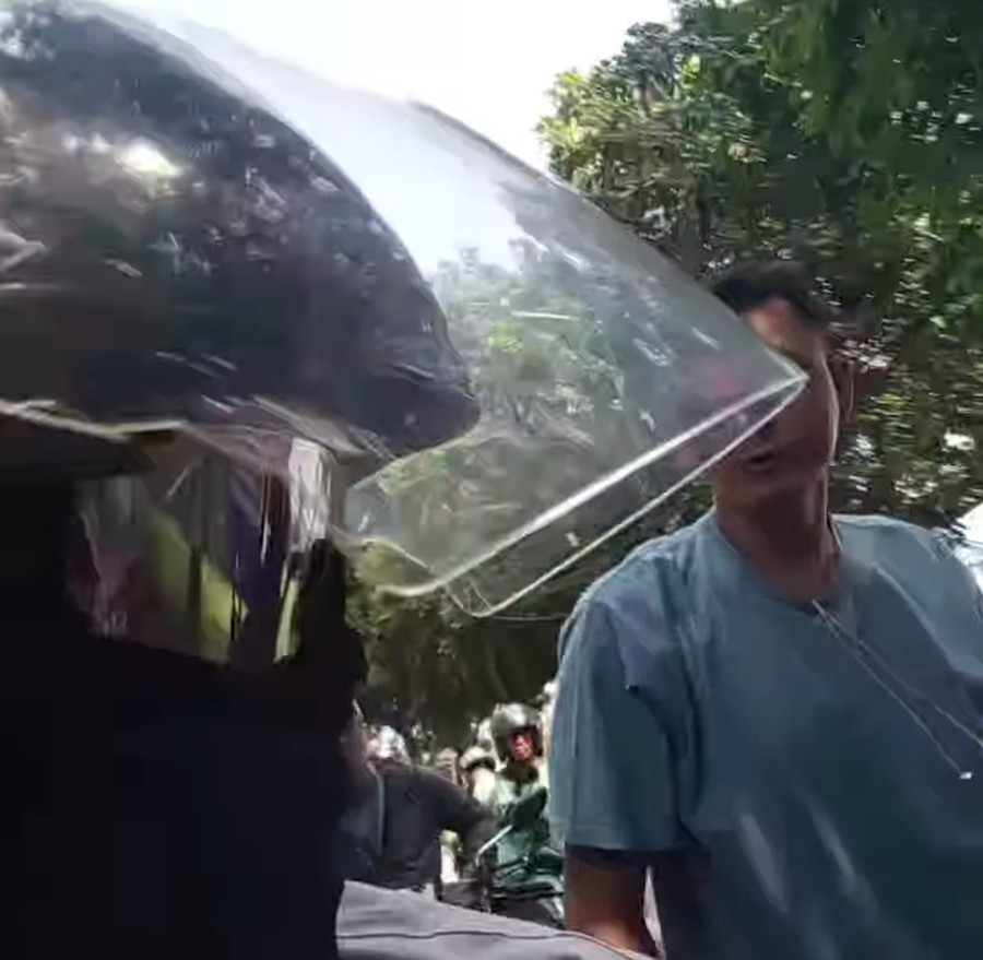 Jakarta - Sebuah aksi kekerasan di jalan raya kembali menghebohkan jagat maya. Kali ini seorang pengendara motor menjadi