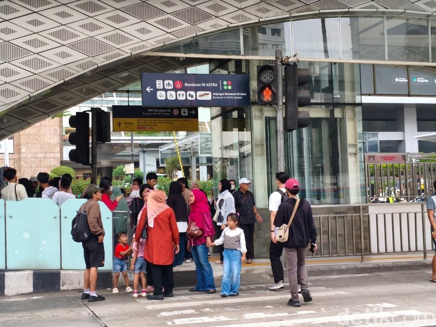 Halte Transjakarta Bundaran HI Dipadati Warga Menuju Puncak Perayaan HUT Jakarta ke-499