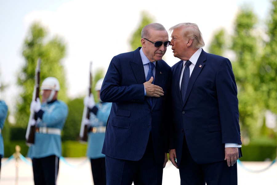 Trump Melontarkan Pujian Langsung untuk Erdogan saat Tiba di Turki