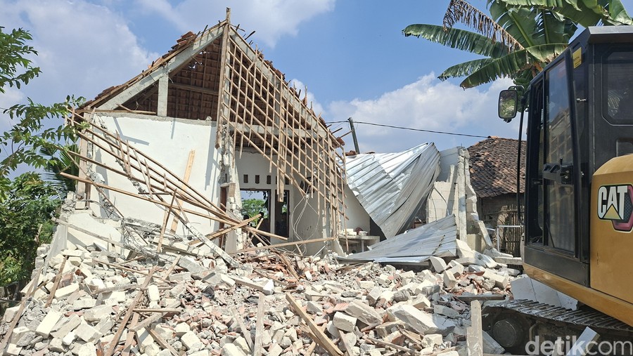 TKW Bojonegoro Robohkan Rumah Hasil Kerja di Hong Kong, Puncak Sakit Hati Dikhianati Suami