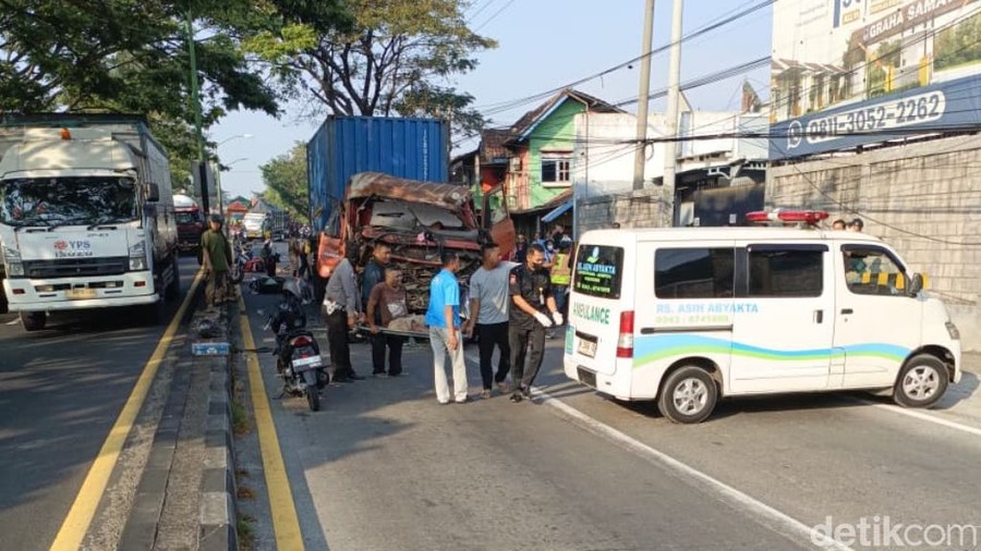 Truk Kontainer Tabrak 5 Motor di Pasuruan, 3 Orang Tewas