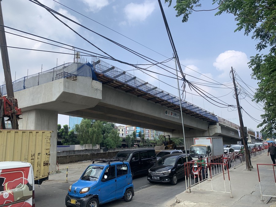 Warga Keluhkan Kemacetan Latumenten hingga Dini Hari, Flyover jadi Tumpuan