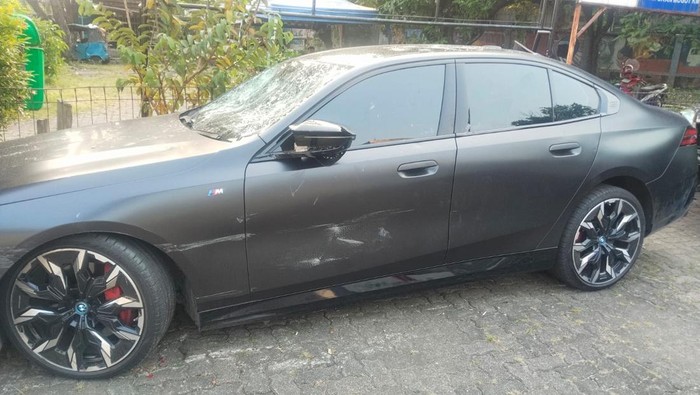 Potret BMW Listrik Ringsek Diamuk Massa Usai Tabrak Motor di Kebon Jeruk