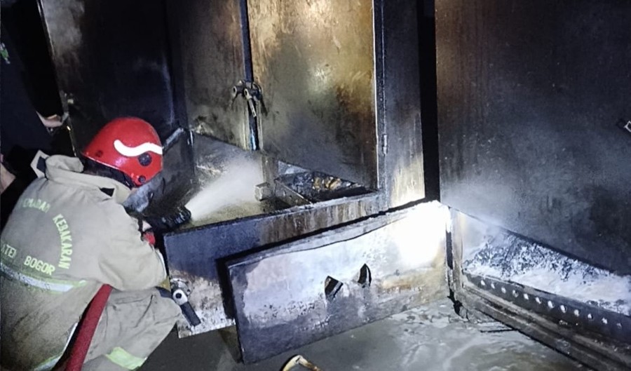 Apaberita.com, Bogor  — Sebuah tempat pengolahan daging yang terletak di Kelurahan Ciriung, Kecamatan Cibinong, Kabupa