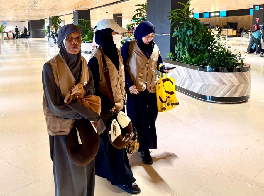 Doa dari Pinggir Jalan: Kisah Ema Penarik Becak Sampah yang Akhirnya Berangkat Umrah