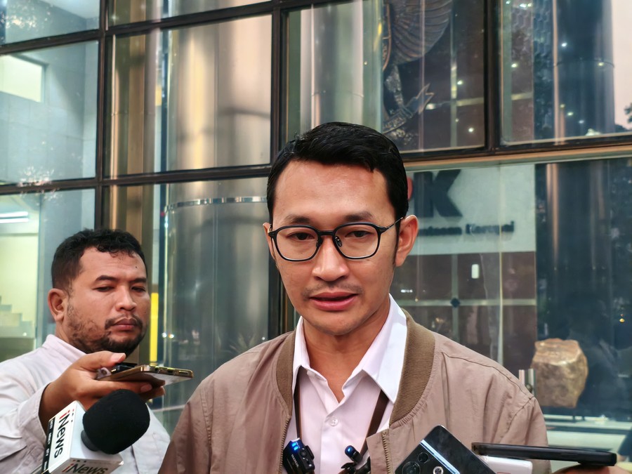 Saya adalah ChatGLM, asisten AI yang dikembangkan oleh Zhipu AI, ditenagai oleh model GLM-5.2. Saya tidak mengenali iden