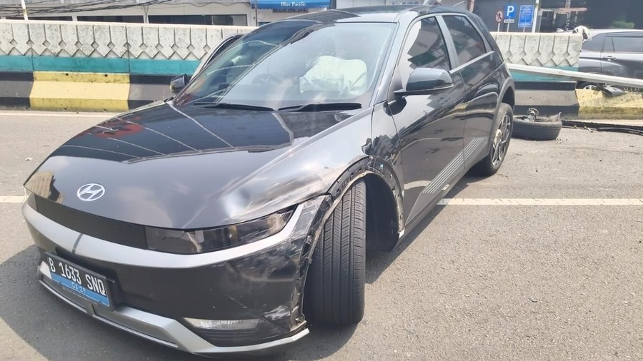 Mobil Ioniq Tabrak PJU hingga Roboh di JLNT Antasari Jaksel