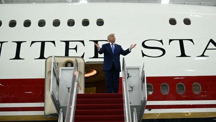 Trump Pamerkan Pesawat Hadiah Qatar yang Jadi Air Force One Baru