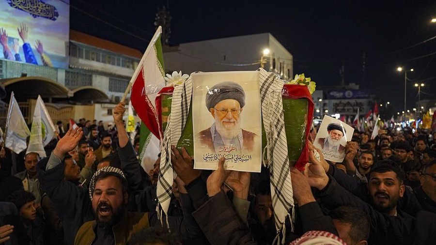 Apaberita.com  - Iran telah memasuki masa berkabung nasional menyusul wafatnya mantan Pemimpin Tertinggi Ayatollah Ali Khamenei. Prosesi pemakaman yang digelar lebih dari empat bulan setelah kematiannya dalam serangan militer gabungan Amerika Serikat dan Israel ini diproyeksikan akan dihadiri jutaan pelayat. Otoritas setempat menyebut rangkaian upacara ini sebagai “pemakaman abad ini”, menandai salah satu peristiwa duka paling masif dalam sejarah Republik Islam tersebut.
