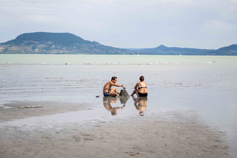 Fenomena Langka! "Pulau Monyet" Muncul Kembali di Danau Balaton Saat Air Surut