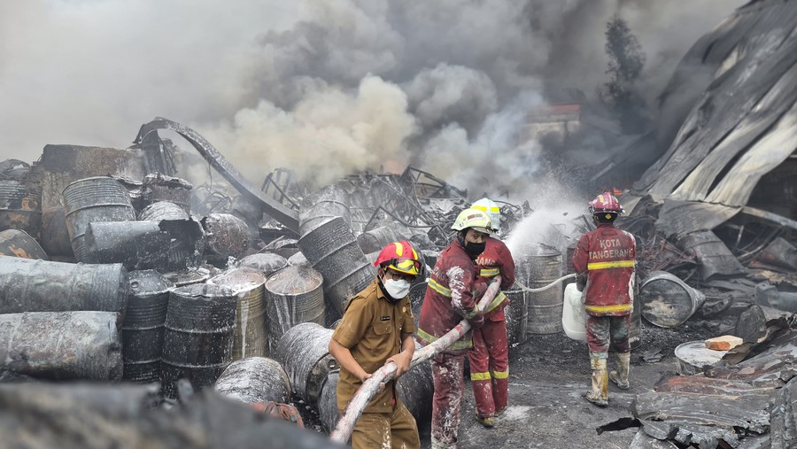 Kebakaran Pabrik Sandal di Tangerang Akhirnya Padam Setelah Hampir 21 Jam