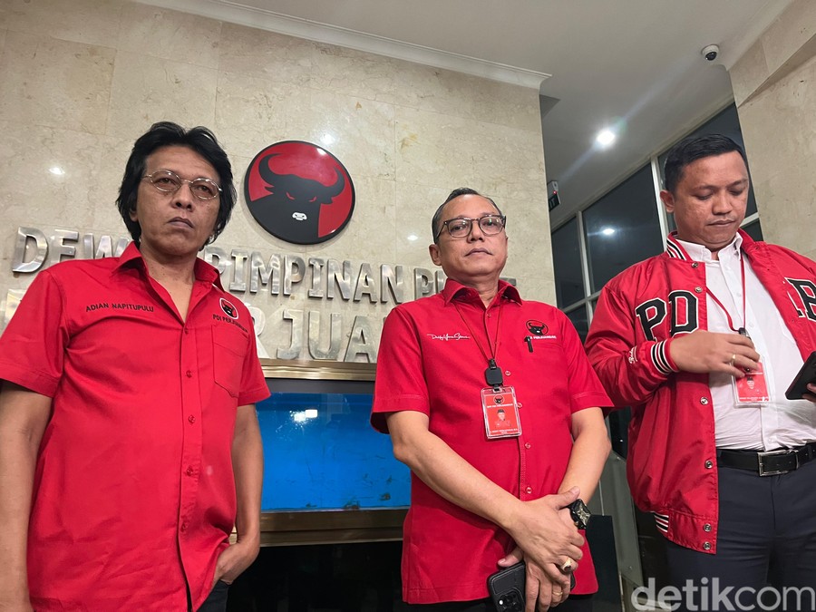 Jakarta, Apaberita.com - Polemik terkait prosesi adat kontroversial di Lampung kian memanas. Ketua DPP PDI Perjuangan, Deddy Sitorus, secara tegas meragukan pernyataan yang menyebut Presiden ke-7 RI, Joko Widodo (Jokowi), tidak mengetahui adanya prosesi menginjak kepala kerbau dalam safari politiknya beberapa waktu lalu.