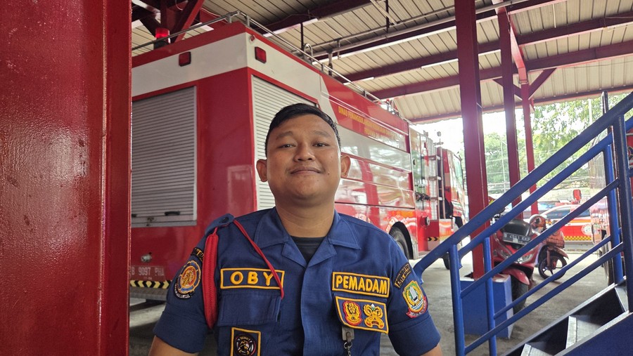 BEKASI — Tugas seorang petugas pemadam kebakaran (damkar) ternyata tidak melulu berurusan dengan kobaran api. Berbagai