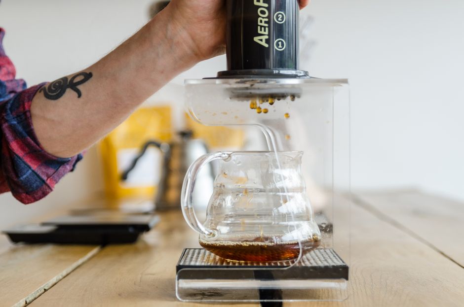 Teknik Menyeduh Kopi Manual: Menguasai V60, French Press, dan Aeropress untuk Cita Rasa Maksimal