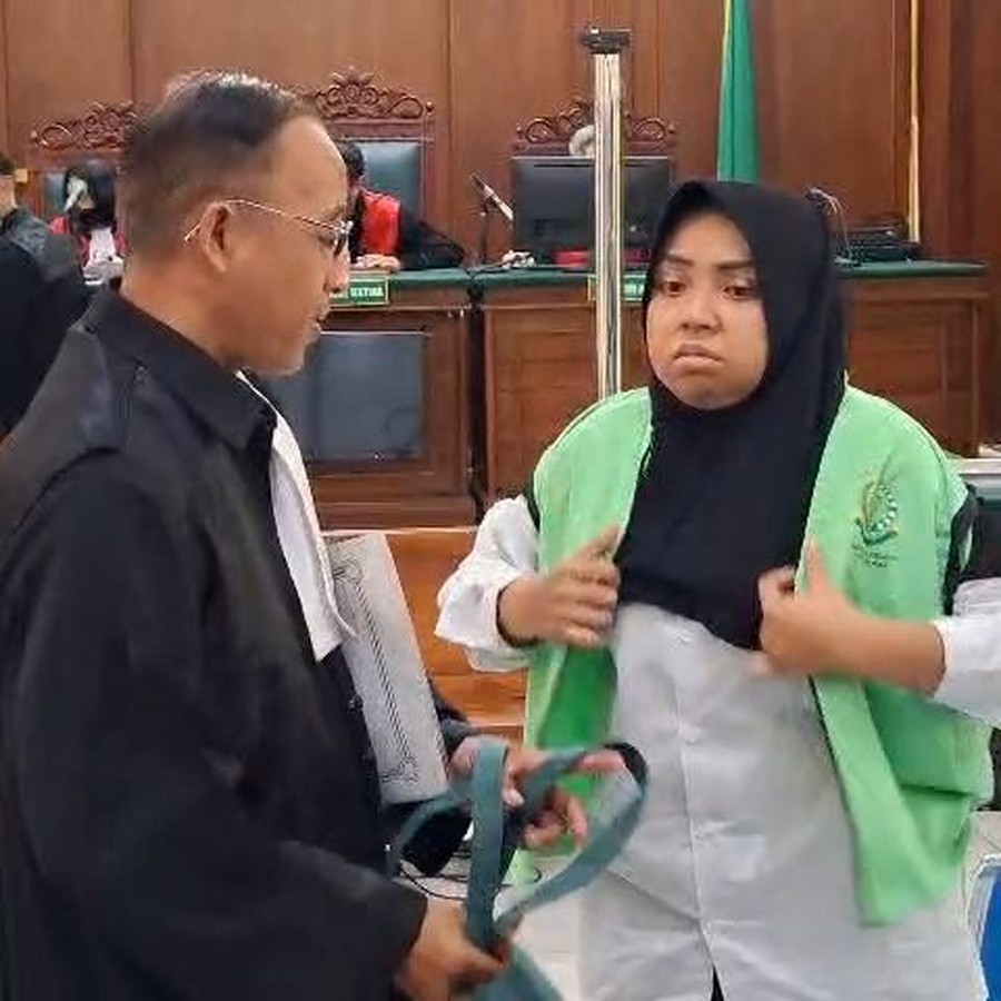 Wanita Surabaya Robohkan Rumah Dinas Pakai Ekskavator, Negara Rugi Rp 537 Juta
