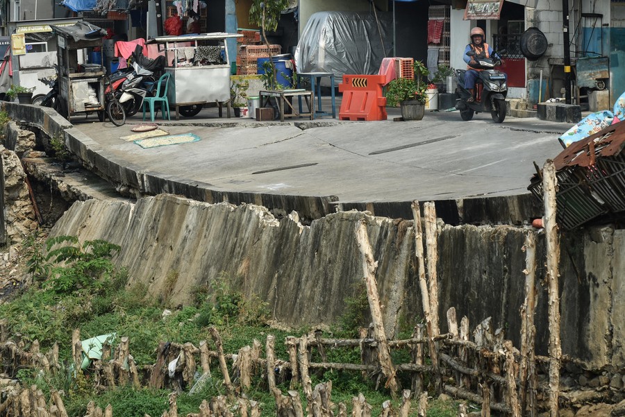 Jalan Ambles di Pulo Gadung Tak Kunjung Diperbaiki, Warga Terpaksa Andalkan Motor