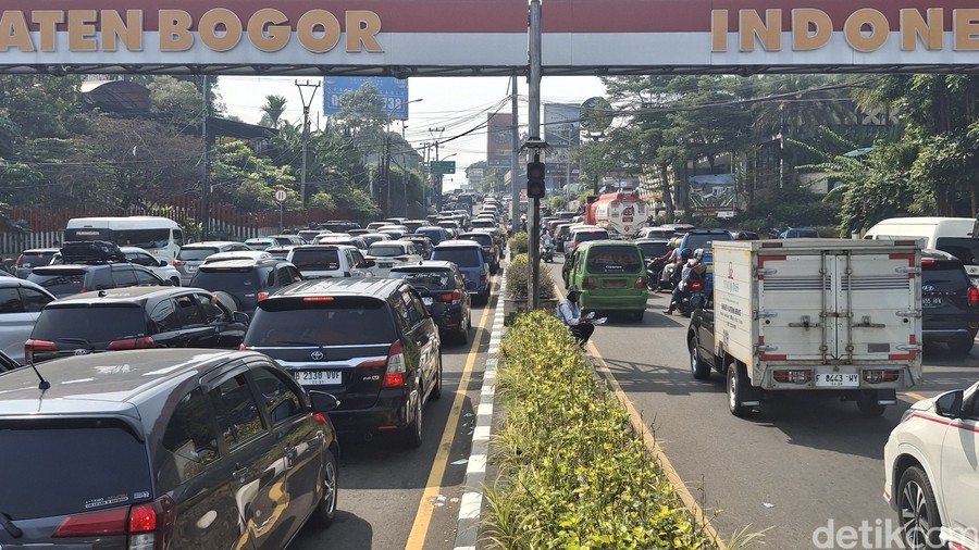 Kemacetan masih menyelimuti Jalan Raya Puncak, Kabupaten Bogor, Jawa Barat, pada Senin (6/7/2026) siang. Arus kendaraan yang mengular ini masih dipicu oleh tingginya animo wisatawan dari berbagai daerah yang memanfaatkan masa libur sekolah untuk berwisata ke kawasan Puncak.