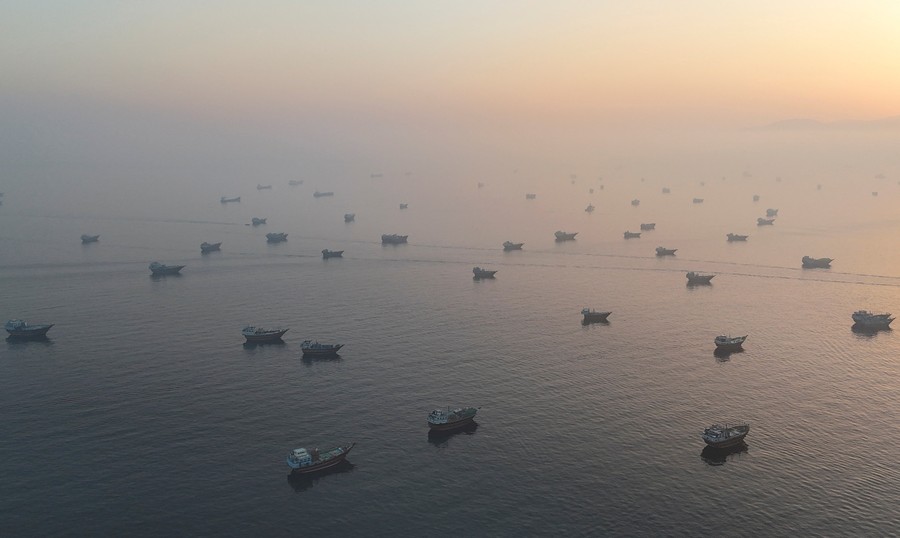 Pemandangan Udara yang Menggetarkan: Selat Hormuz Dipadati Raksasa Baja