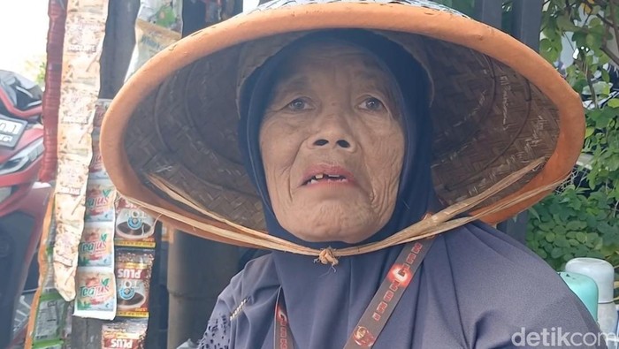 Nenek Juru Parkir di Brebes Gagalkan Pencurian Rp3,6 Miliar, Dihadiahi Perjalanan Ibadah Umrah