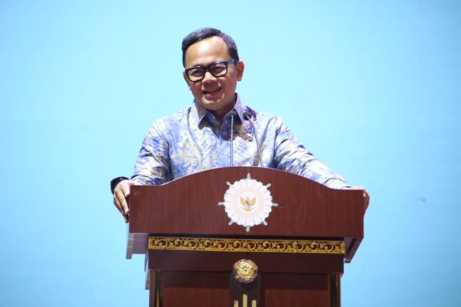 Sepanjang tahun 2026, Komisi Pemberantasan Korupsi (KPK) mencatat sedikitnya sembilan kepala daerah terjerat operasi tangkap tangan (OTT). Kasus terbaru yang mencuat adalah penangkapan terhadap Bupati Langkat, Syah Afandin. Meski rentetan OTT ini terus bertambah, Wakil Menteri Dalam Negeri (Wamendagri) Bima Arya dengan tegas menolak anggapan bahwa maraknya kasus tersebut berkaitan dengan rendahnya gaji pejabat daerah.